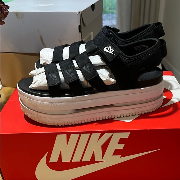 Nike Black Platform Sandals - Picture 3 of 4